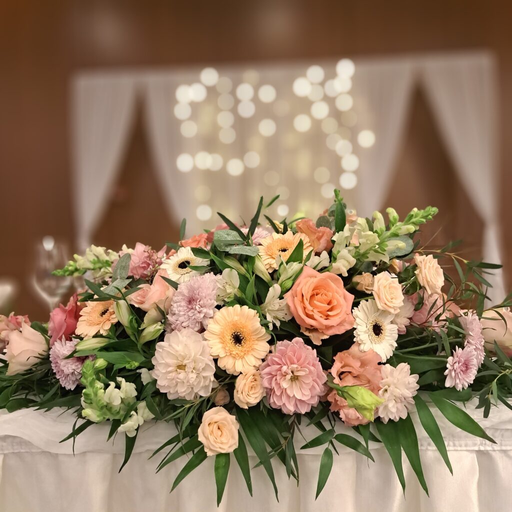 esküvői főasztal dekor