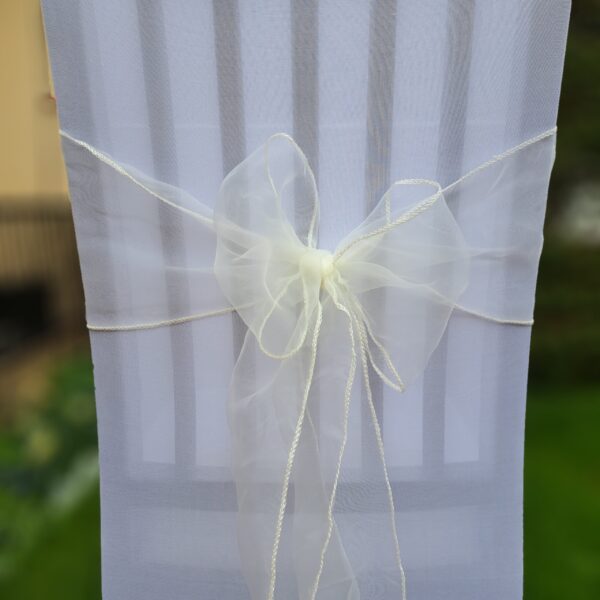 Fehér organza székmasni