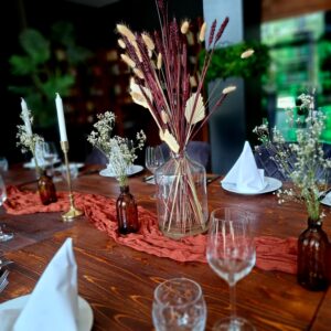 Esküvői asztaldísz – üvegbúra fa alátéttel