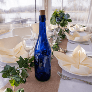 Kék üveg asztaldekorhoz